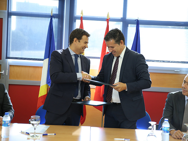 El Ayuntamiento y Carrefour firman un acuerdo para contratar desempleados de Las Rozas