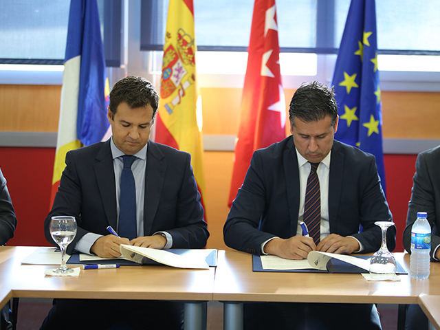 El Ayuntamiento y Carrefour firman un acuerdo para contratar desempleados de Las Rozas