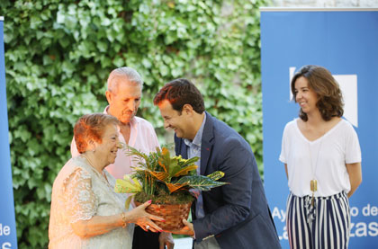 El Ayuntamiento homenajea a los abuelos de Las Rozas por ser "los héroes de la conciliación familiar"