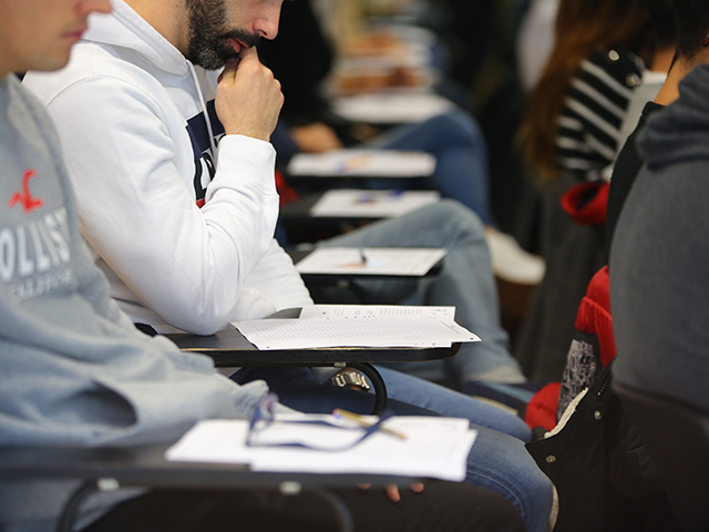 Cerca de 1.000 personas se examinan para optar a 11 plazas de Policía Local de Las Rozas