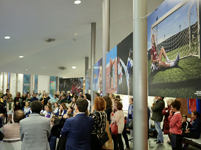 De la Uz inaugura la exposición fotográfica ‘Mujer y Deporte’ en el polideportivo de Navalcarbón