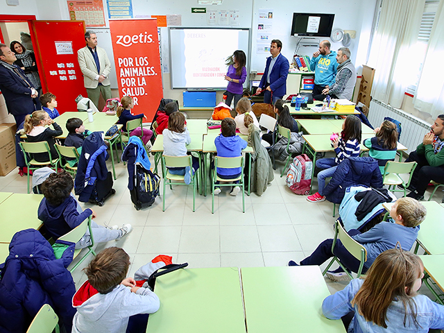 El Ayuntamiento impulsa la educación en el cuidado responsable de mascotas mediante talleres escolares