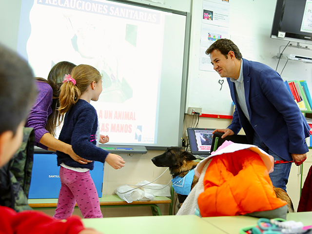 El Ayuntamiento impulsa la educación en el cuidado responsable de mascotas mediante talleres escolares