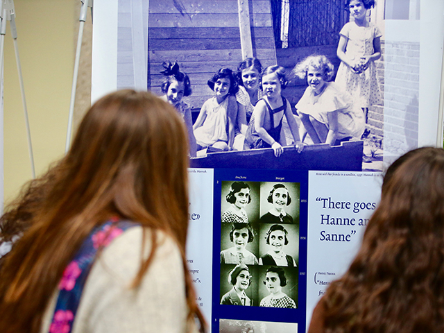 Las Rozas exhibe una muestra de fotografías inéditas sobre Ana Frank