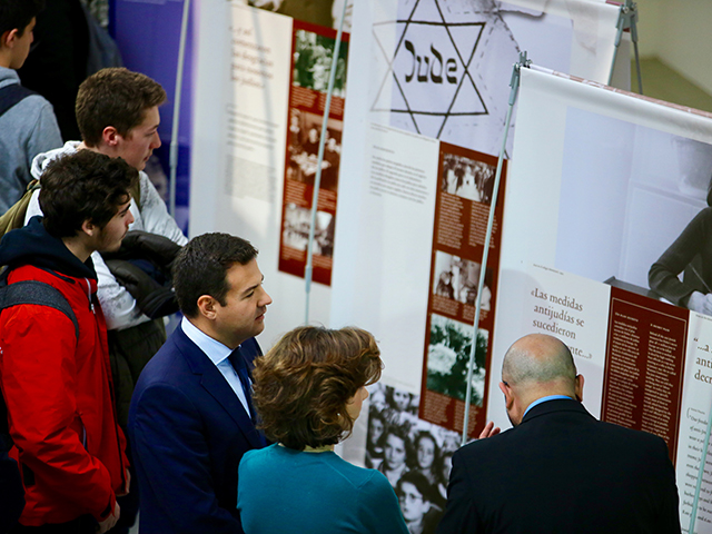 Las Rozas exhibe una muestra de fotografías inéditas sobre Ana Frank