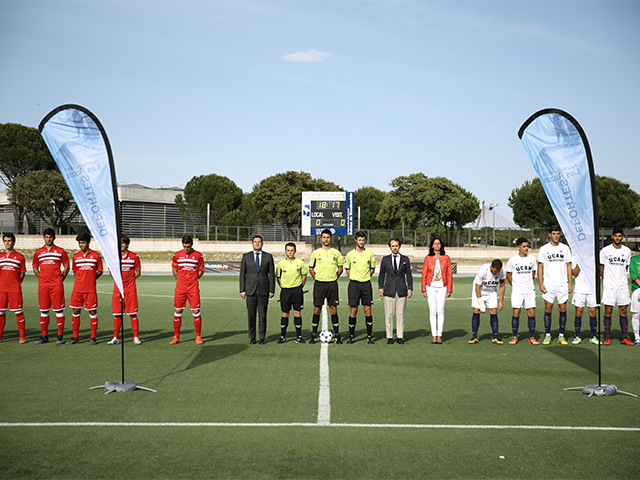 Esta semana, el Polideportivo de la Dehesa de Navalcarbón acoge el Campeonato de España de Futbol Universitario que organiza la Universidad Camilo José Cela  en la categoría de Fútbol-11 masculino. El pasado martes tenía lugar la ceremonia de inauguración en el campo central de Navalcarbón con la presencia del alcalde de Las Rozas, José de la Uz, y el rector de la Universidad Camilo José Cela, Samuel Martín. Al acto también asistió la concejal de Deportes, Bárbara Fernández, así como el director de deportes de la Universidad, Jose Luis Lesma. Después de hacer el saque de honor y desear suerte a los jugadores del partido inaugural, De la Uz destacó la importancia de “acoger eventos deportivos de esta categoría para seguir apoyando la práctica del deporte, fomentar hábitos de vida saludable y seguir colaborando con la Universidad.” A su vez, el rector de la UCJC agradeció al Ayuntamiento de Las Rozas la colaboración en este la organización de este campeonato con el objetivo de “inculcar los valores del deporte en los estudiantes universitarios como son el esfuerzo, la vida sana o el trabajo en equipo.” La primera jornada del campeonato, que disputan las Universidades de Valencia, Murcia, Rey Juan Carlos, Autónoma de Madrid, Extremadura, Granada, Vic y Camilo José Cela, se saldó con cuatro empates a 1, lo que deja el torneo abierto y sin favoritos desde el inicio.