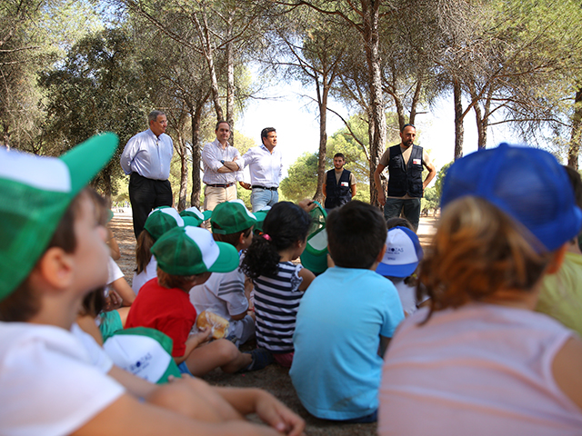 De la Uz participa con los niños del campamento de Deportes en la suelta de cuatro aves en Navalcarbón