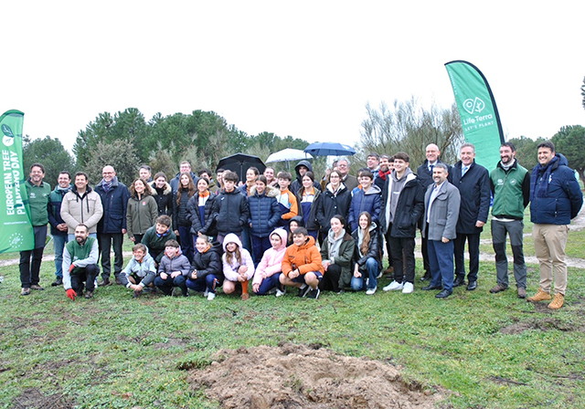 Embajadores europeos participan en una plantación en Las Rozas