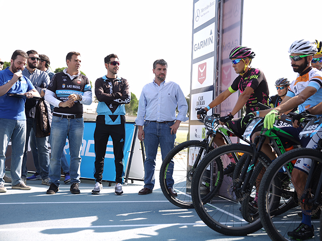 De la Uz da la salida a la quinta edición de la prueba de Mountain Bike Powerade Non Stop Madrid-Lisboa