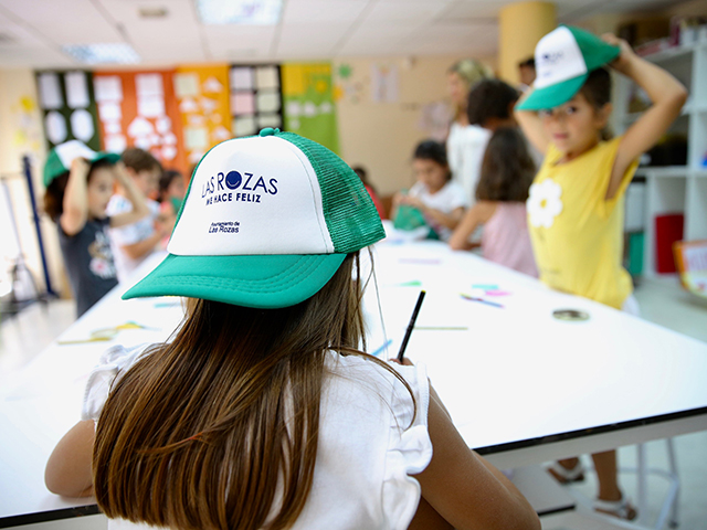 De la Uz visitó los talleres infantiles de verano que se están celebrando en las bibliotecas municipales