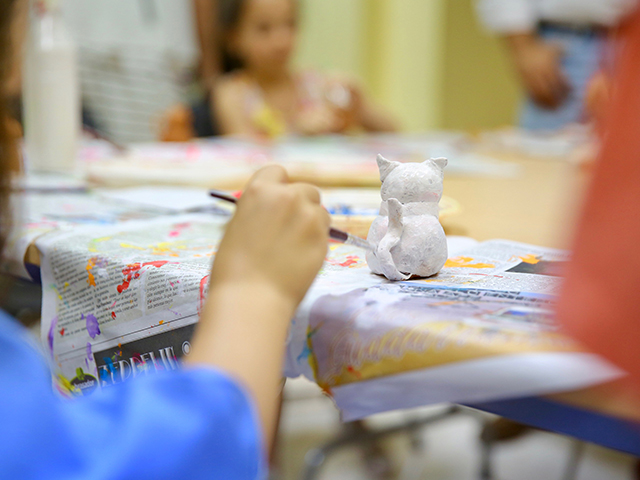 De la Uz visitó los talleres infantiles de verano que se están celebrando en las bibliotecas municipales