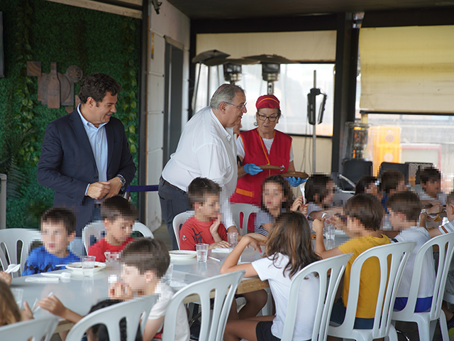 De la Uz visita los campamentos deportivos de verano