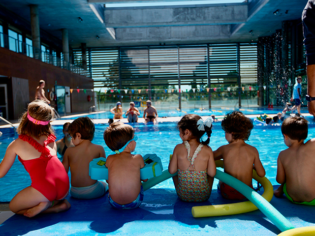 De la Uz visita los campamentos deportivos de verano
