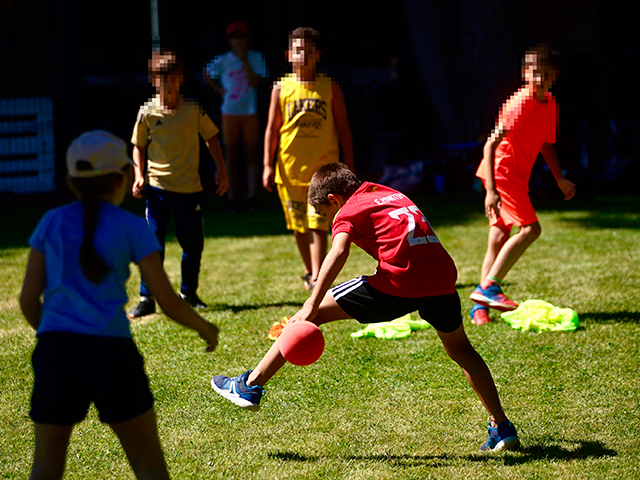 De la Uz visita los campamentos deportivos de verano