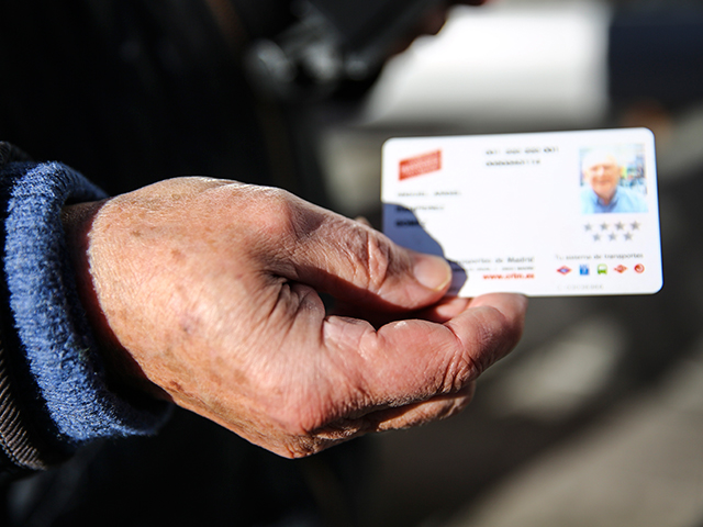 Las Rozas ayuda a los mayores en el pago  del abono de transporte anual 