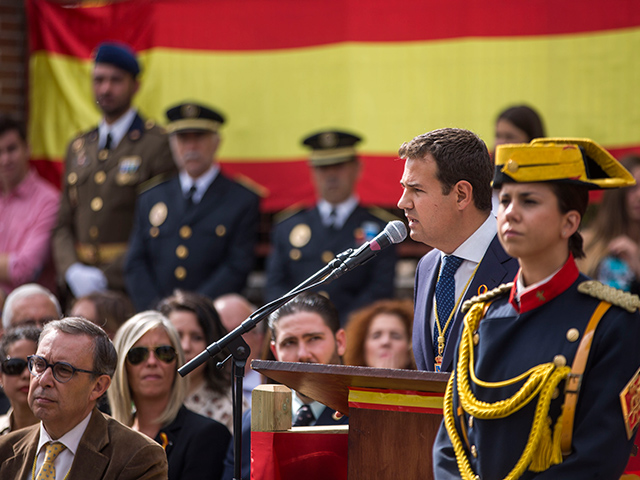 De la Uz asistió a los actos del Día de la Hispanidad organizados por la Guardia Civil de Las Rozas