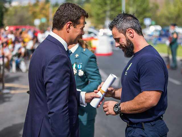 De la Uz asistió a los actos del Día de la Hispanidad organizados por la Guardia Civil de Las Rozas