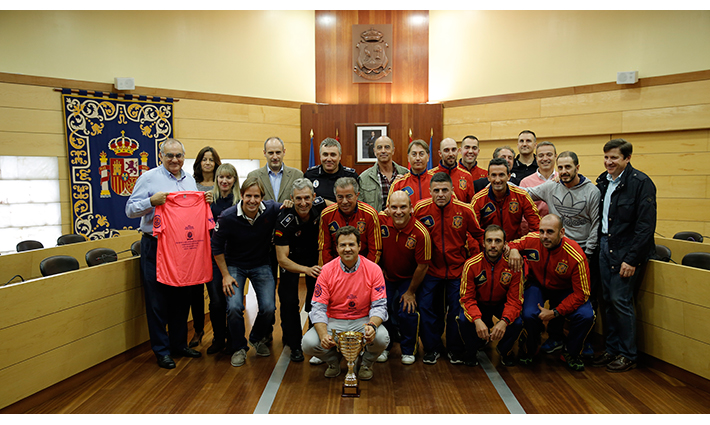 De la Uz recibe al equipo de la Policía Local de Las Rozas, Campeón Internacional de Fútbol 7