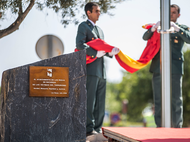 Las Rozas recuerda a las Víctimas del Terrorismo con el izado de una bandera española porque es “una obligación moral y un honor”