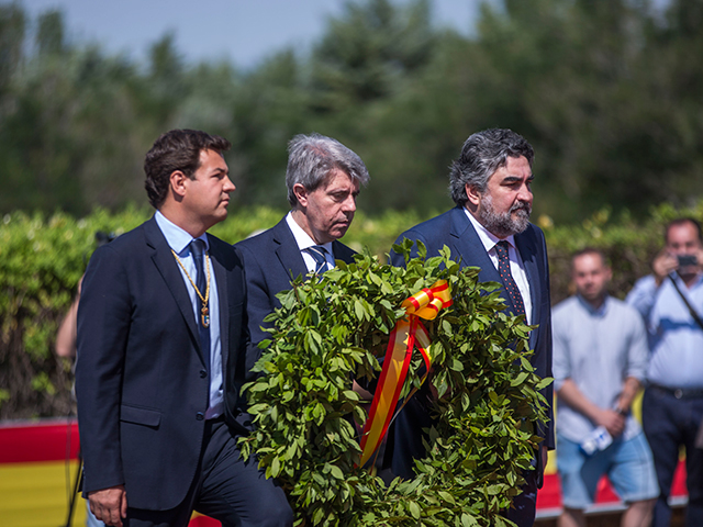 Las Rozas recuerda a las Víctimas del Terrorismo con el izado de una bandera española porque es “una obligación moral y un honor”