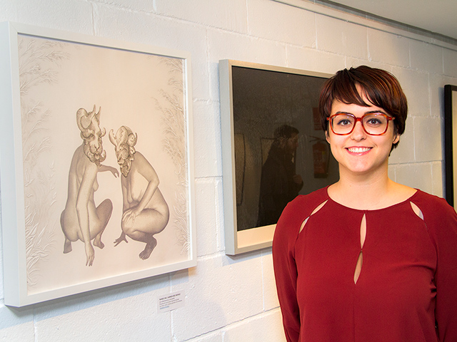 la ganadora con su obra