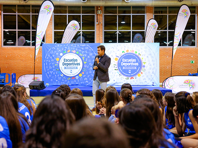 Los 650 niños de las Escuelas Deportivas que participan en los Juegos Municipales presentan sus equipos en Navalcarbón