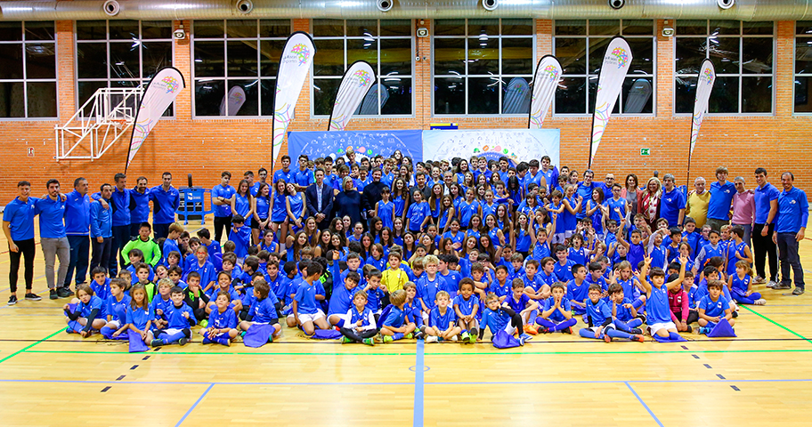 Los 650 niños de las Escuelas Deportivas que participan en los Juegos Municipales presentan sus equipos en Navalcarbón