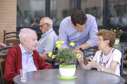El Ayuntamiento homenajea a los abuelos de Las Rozas por ser "los héroes de la conciliación familiar"