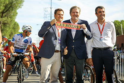 <em><strong>- El alcalde, José de la Uz y  el ministro de Educación, Cultura y Deporte, Iñigo Méndez de Vigo, cortaron la cinta de salida de la prueba</strong></em>   <br><br>    <img class="noticia_de" src="images/stories/fotos/noticias/vueltaciclista16grr.jpg" alt="Imagen">  Las Rozas fue ayer el punto de partida de la última etapa de La Vuelta 2016 en lo que se convirtió en una auténtica fiesta del deporte a la que cientos de vecinos acudieron para disfrutar de la espectacularidad de una de las competiciones ciclistas más importantes en el mundo junto con el Tour de Francia y el Giro de Italia. <br><br>  El alcalde de Las Rozas, José de la Uz y el ministro de Educación, Cultura y Deporte, Iñigo Méndez de Vigo, cortaron la cinta que dio la salida a esta última etapa de la prueba, que, tras recorrer diversos puntos del municipio, como el Montecillo, Las Matas o Monterrozas, se encaminó a Madrid, donde finalizó y se coronó como ganador el colombiano Nairo Quintana.  <br><br>   <img class="noticia_iz" src="images/stories/fotos/noticias/vueltaciclista16grrr.jpg" alt="Imagen">  Además de La Vuelta 2016, durante el fin de semana en Las Rozas se han celebrado otras actividades con la bici como protagonista en el marco de la Semana Europea del Deporte, un programa de eventos deportivos que comenzó el pasado sábado y que se desarrollará hasta el próximo domingo 18 de septiembre con el objetivo de sensibilizar a los ciudadanos de la importancia que el deporte tiene para el bienestar y la calidad de vida del municipio. Esta misma tarde se realizará la  apertura de las Escuelas Deportivas tras el paréntesis vacacional, en las que los alumnos comienzan sus clases en disciplinas como tenis, futbol sala, kárate, natación gimnasia rítmica o atletismo, entre otras. Además, los días 14 y 15 las escuelas saldrán del polideportivo para realizar en la calle su actividad y acercarla así a los vecinos. Con ese mismo fin, mañana martes tendrá lugar la Jornada de Puertas Abiertas de los Clubes Deportivos, en los que todos los clubes de