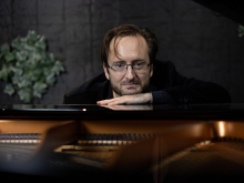 Manuel López, el pianista de la mano izquierda.