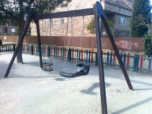 El Ayuntamiento instala columpios accesibles en los parques públicos de la ciudad