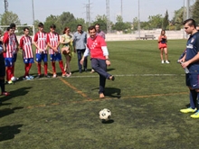 De la Uz hace el saque de honor del partido de fútbol por la Plena Inclusión en Las Rozas