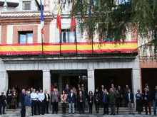 El Ayuntamiento guarda un minuto de silencio por los atentados de Bruselas y decreta tres días de luto oficial