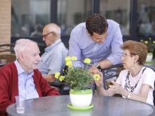 El Ayuntamiento homenajea a los abuelos de Las Rozas por ser "los héroes de la conciliación familiar"