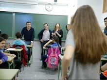 De la Uz visitó el IES Carmen Conde y comprobó el funcionamiento del aula para alumnos con Trastorno Generalizado del Desarrollo