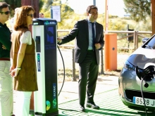 Las Rozas instala el primer punto gratuito de recarga inteligente para coches eléctricos con energía solar de España