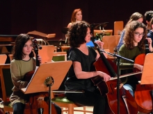 Los mayores con alzheimer estrenan una pulsera identificativa con un código QR personal para situaciones de emergencia