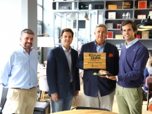 José de la Uz entrega el primer premio de la 2ª Ruta de la Tapa de Las Rozas a Bodega Urbana, por su Coca de Sardina Ahumada