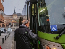 Los mayores de Las Rozas podrán recibir una ayuda para el pago del abono transporte anual 