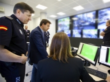 José de la Uz visita el centro de control de las nuevas cámaras que velarán por la seguridad en Las Rozas