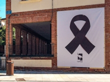Tres grandes lazos negros instalados en espacios públicos muestran el luto de Las Rozas por los fallecidos por Covid