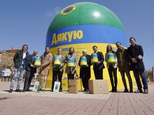 Las Rozas se une a Ecovidrio y Mensajeros de la Paz en una campaña solidaria a favor de los desplazados ucranianos con el contenedor más grande del mundo 