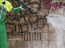 El nuevo servicio gratuito de limpieza de grafitis ya ha actuado en 66 fachadas de los vecinos