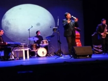 “Fly me to the moon” rinde homenaje a la música de Frank Sinatra en el Embarcadero de Navalcarbón 