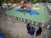En marcha la renovación del suelo de caucho en 17 parques infantiles