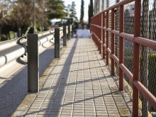 Comienza la instalación de la pasarela peatonal de Camino del Tomillarón en La Marazuela