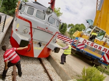 La nueva locomotora y el vagón restaurados llegan a su nuevo emplazamiento en el Barrio de Renfe de Las Matas