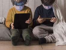 Pacto de las Familias para retrasar el uso de los móviles en jóvenes